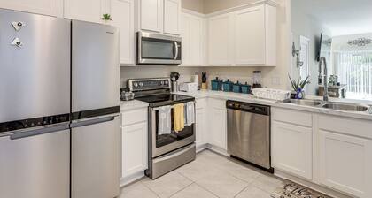 4 Mi to Everbank Stadium! Stylish Suburban Retreat