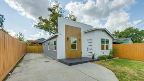 House (3 Bedrooms) | Interior - Updated Home w/ Hot Tub in Houston's Northside! (Houston)