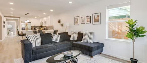 House (3 Bedrooms) | Depan hartanah