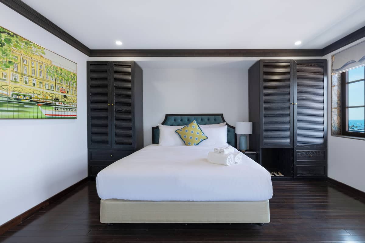 Luxury Suite, City View | Blackout drapes, soundproofing, free WiFi