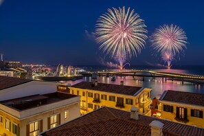 Luxury Suite, Sea View | Blackout drapes, soundproofing, free WiFi