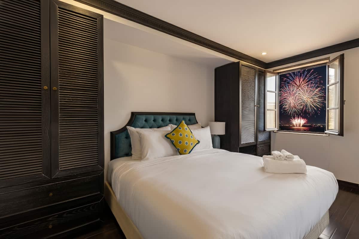 Luxury Suite, Sea View | Blackout drapes, soundproofing, free WiFi