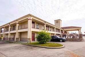 Exterior - Modern King Room Near LSU | Quiet, Convenient Stay Close to Popular Dining Spots (West Baton Rouge Parish)