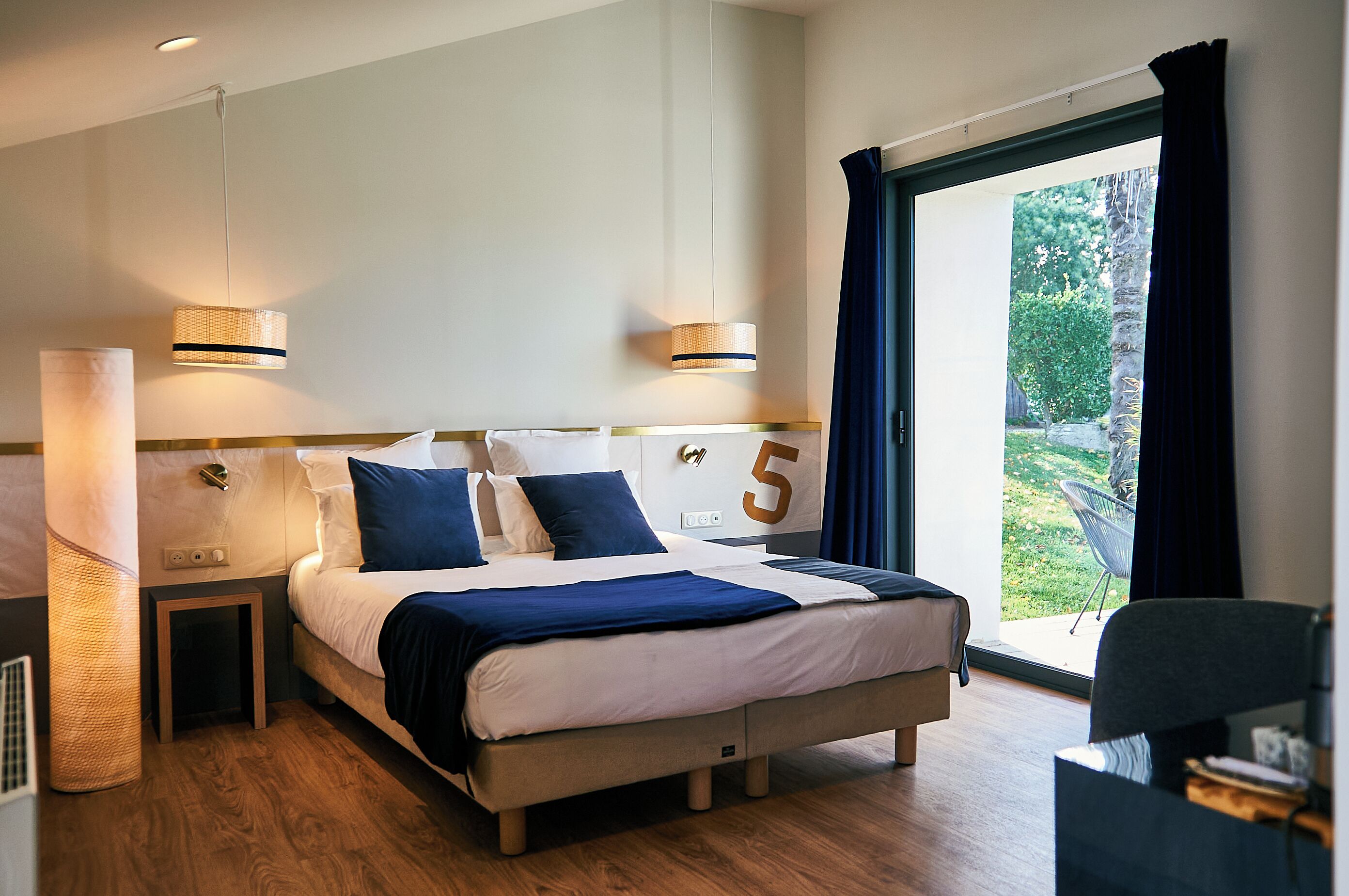 Chambre Double Deluxe vue sur jardin/terrasse | Escritorio, cortinas blackout, insonorización y wifi gratis 