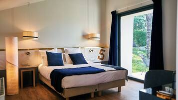 Chambre Double Deluxe vue sur jardin/terrasse | Escritorio, cortinas blackout, insonorización y wifi gratis