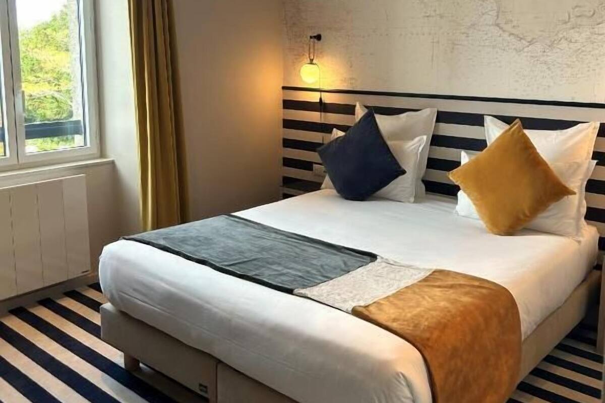 Escritorio, cortinas blackout, sistema de insonorización y wifi gratis