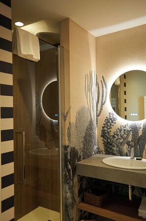 Chambre Double Classique vue mer | Bathroom | Free toiletries, hair dryer, towels, soap - Hôtel de La Marine (Groix)