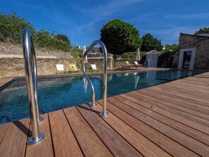 Piscina externa, funciona das 9h às 20h, guarda-sóis, espreguiçadeiras