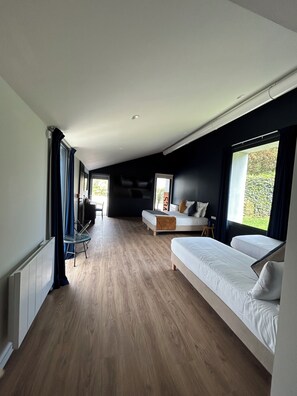 chambre Familiale vue sur jardin/piscine | Escrivaninha, cortinas blackout, quartos à prova de som