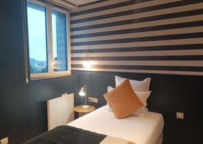 chambre Simple Classique vue mer | Desk, blackout curtains, soundproofing, free WiFi - Hôtel de La Marine (Groix)