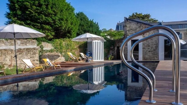 Outdoor pool, open 9:00 AM to 8:00 PM, pool umbrellas, pool loungers - Hôtel de La Marine (Groix)