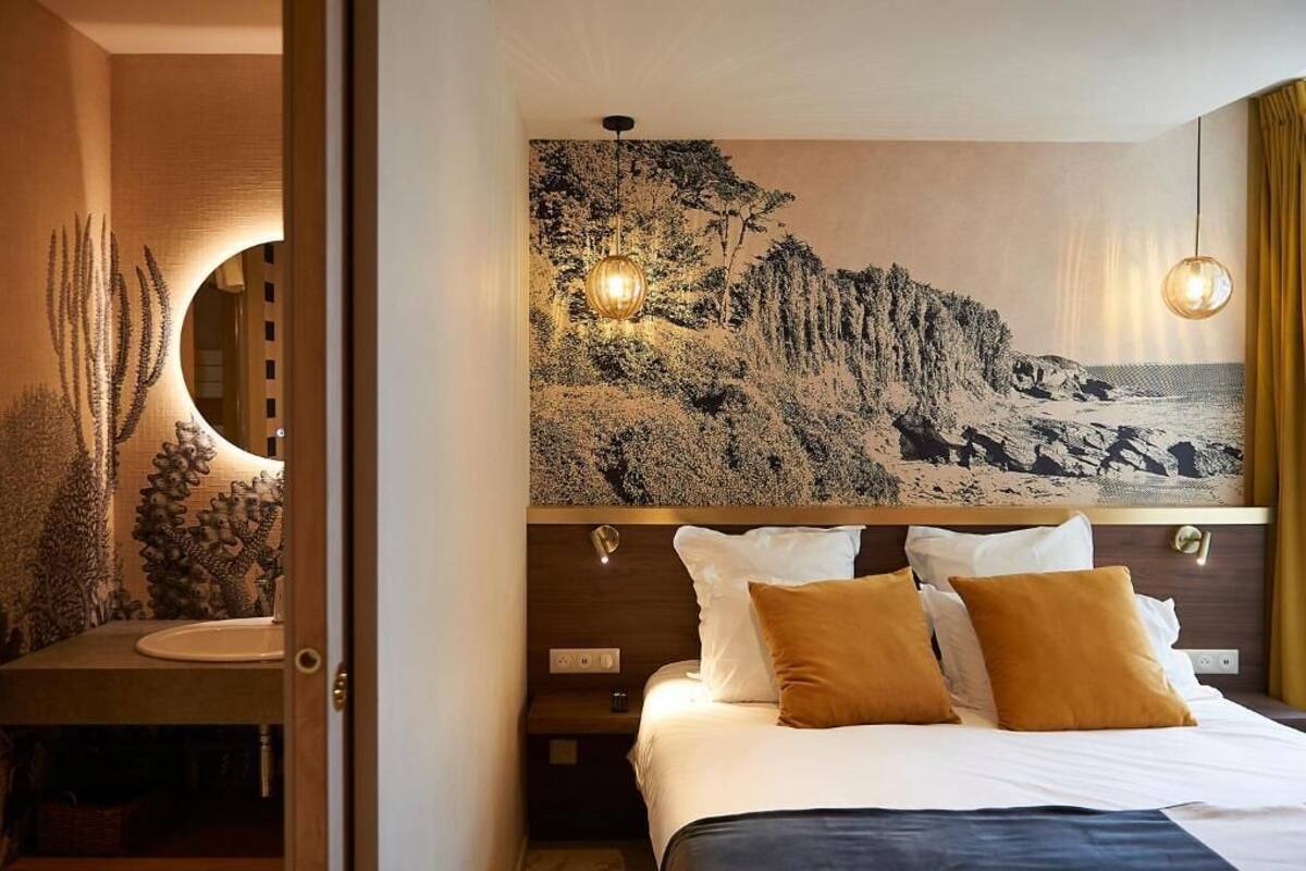 chambre Double Supérieure vue bourg | Desk, blackout curtains, soundproofing, free WiFi