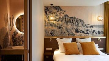 chambre Double Supérieure vue bourg | Escritorio, cortinas opacas, sistema de insonorización y wifi gratis