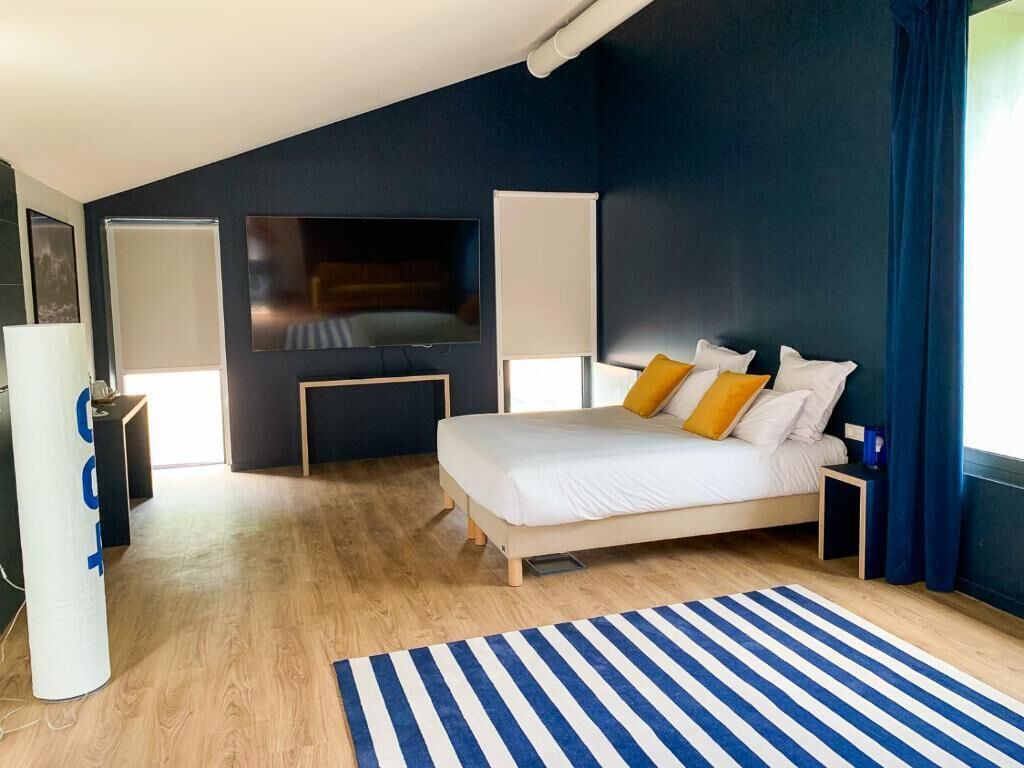 chambre Familiale vue sur jardin/piscine | Skrivebord, blendingsgardiner, lydisolert og wi-fi (inkludert)