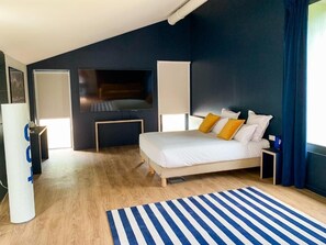 chambre Familiale vue sur jardin/piscine | Desk, blackout drapes, soundproofing, free WiFi