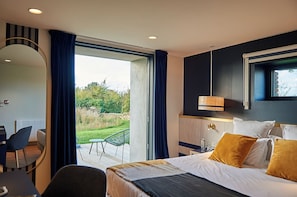Chambre Double Deluxe vue sur jardin/terrasse | Bàn, màn/rèm cản sáng, phòng cách âm