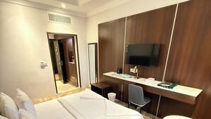 In-room safe, laptop workspace, iron/ironing board, free WiFi - park plaza (Makkah)