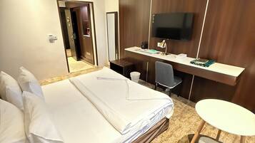 In-room safe, laptop workspace, iron/ironing board, free WiFi