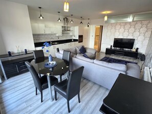 Living area - 2 bed Apt in Jewellery Quarter with parking (Birmingham)