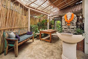 Villa, 1 Bedroom, Kitchen, Garden View | In-room dining