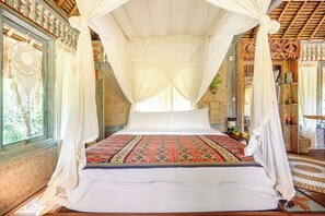 Ropa de cama de alta calidad y caja de seguridad en la habitación