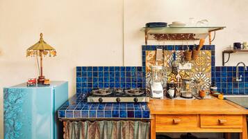 Refrigerador con freezer, placa de cocina, lavavajillas, cafetera/tetera