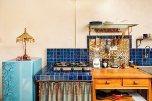 Refrigerador con freezer, placa de cocina, lavavajillas, cafetera/tetera