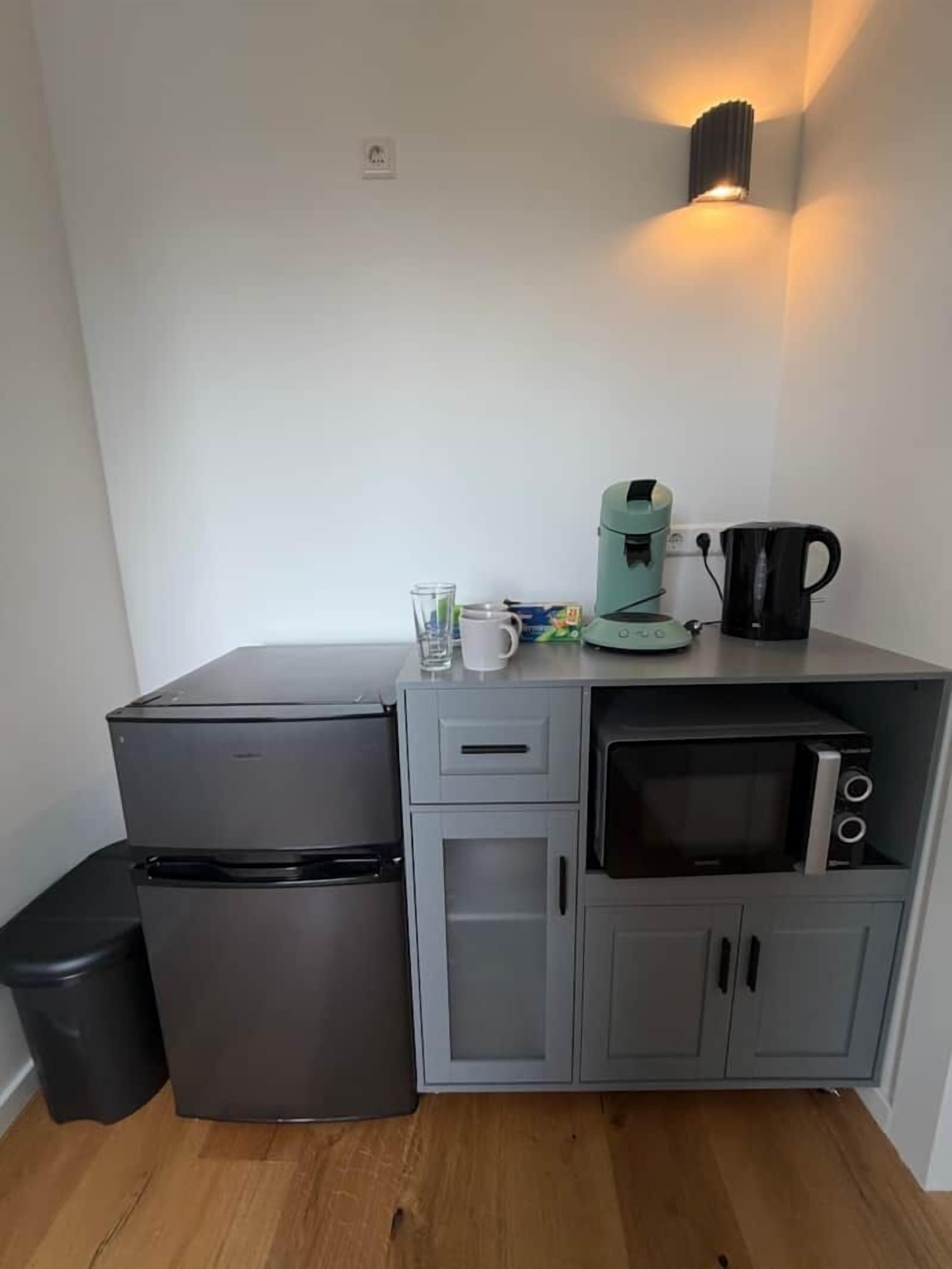 Kühlschrank, Mikrowelle, Kochgeschirr/Geschirr/Besteck