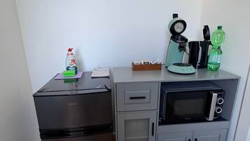 Réfrigérateur, micro-ondes, batterie de cuisine, vaisselle et ustensiles