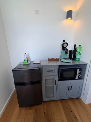 Geladeira, micro-ondas, talheres/pratos/utensílios de cozinha