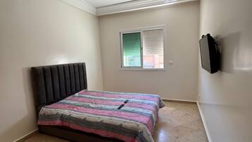 2 bedrooms, iron/ironing board, internet