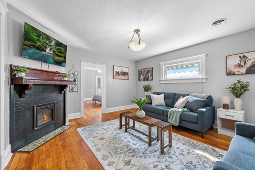The Maple Attic – Bright 3BR Retreat Near Downtown