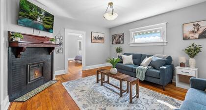 The Maple Attic – Bright 3BR Retreat Near Downtown