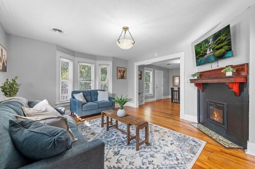 The Maple Attic – Bright 3BR Retreat Near Downtown