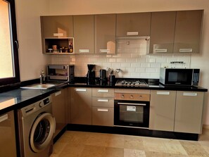 Private kitchen - Comfortable poolside apartment near the medina (Marrakesh)