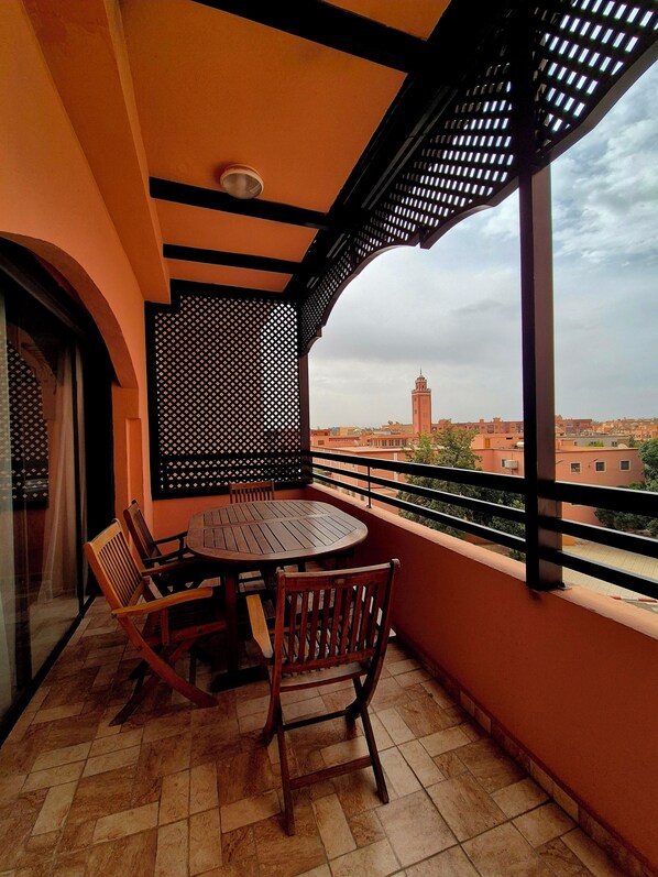 Outdoor dining - Comfortable poolside apartment near the medina (Marrakesh)