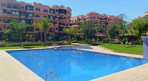 Outdoor pool - Comfortable poolside apartment near the medina (Marrakesh)