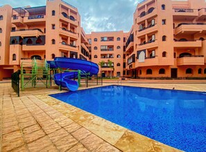 Outdoor pool - Comfortable poolside apartment near the medina (Marrakesh)