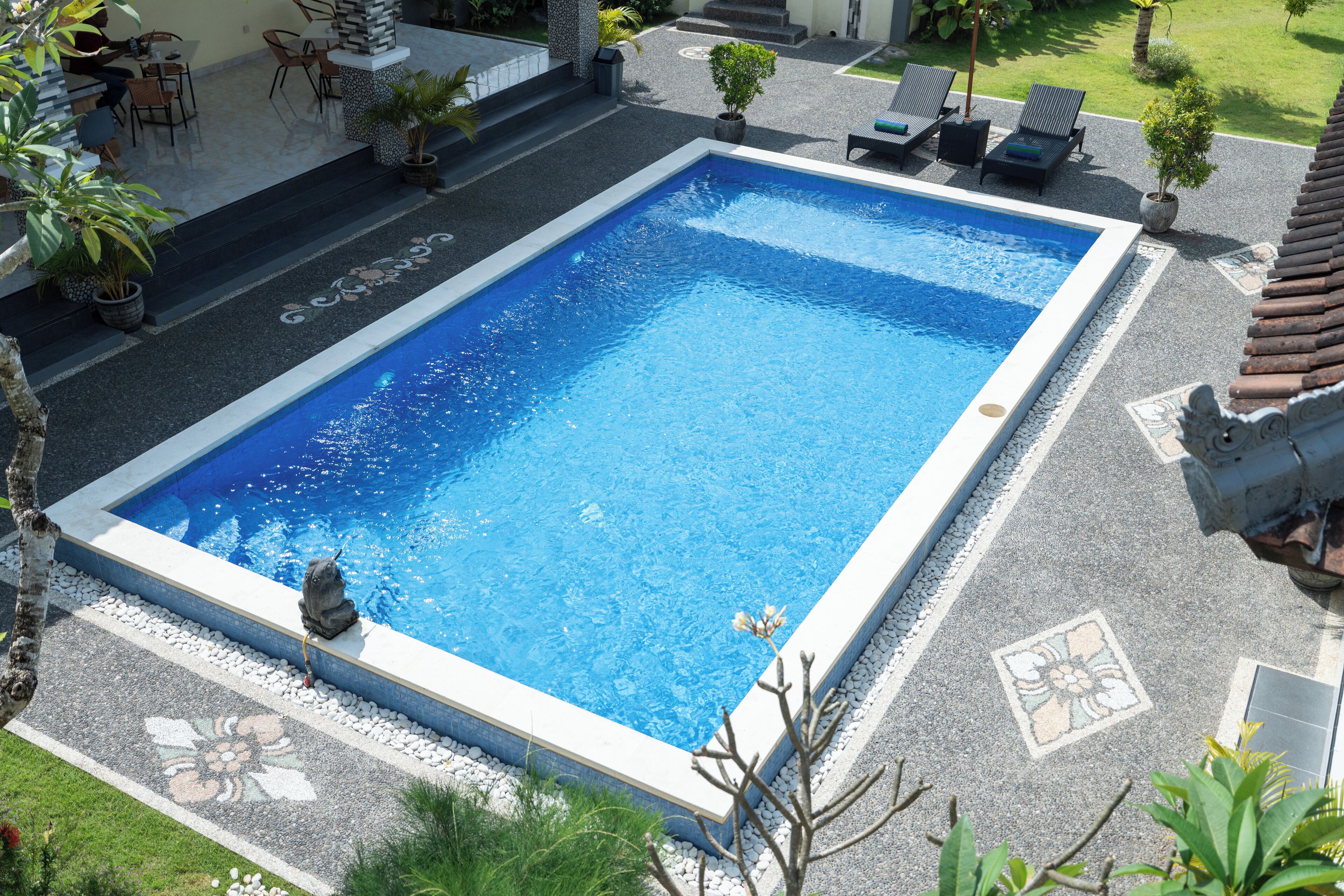 Alberca al aire libre, acceso de 08:00 a 19:00, y camastros 