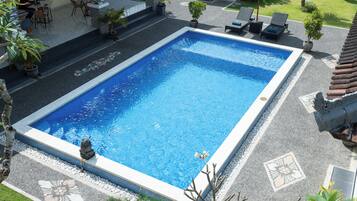 Alberca al aire libre, acceso de 08:00 a 19:00, y camastros