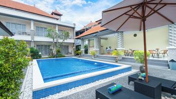 Alberca al aire libre, acceso de 08:00 a 19:00, y camastros