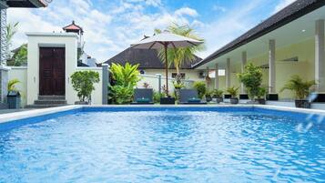 Alberca al aire libre, acceso de 08:00 a 19:00, y camastros