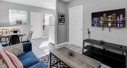 Beachside 1BR Nook Near Airport Free Parking