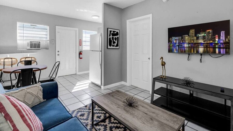 Beachside 1BR Nook Near Airport Free Parking