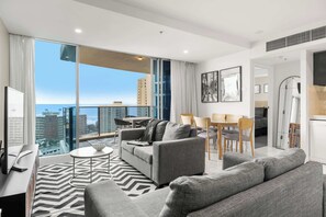 TV - Vogue Theme Oceanview Apt | 4 Pools + Spa | Beach (Surfers Paradise)