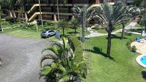 Un hôtel à étages, doté d’une piscine et entouré d’une végétation luxuriante.