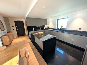 Micro-ondes, four, plaque de cuisson, lave-vaisselle