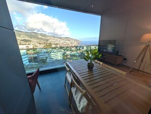 Outdoor dining - Sky-High Elegance Top-Floor Views of City, Ocean & Sunrise (Funchal)