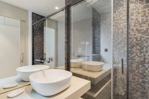 Shower, hair dryer, bidet, towels - Sky-High Elegance Top-Floor Views of City, Ocean & Sunrise (Funchal)