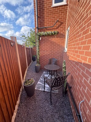Terrace/patio - Cosy one bedroom two bed apartment close to liverpool, chester and cheshire oaks (little neston, cheshire)